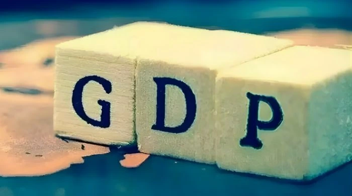 Pakistan’s Q2 Economic Growth Surges to 3.9% Driven by Industry, Services Pakistan’s economy expanded by 3.9% in the second quarter (Q2) of the current fiscal year, official data shows, marking a stronger‑than‑expected upswing from earlier in the year. (tribune.com.pk ) The growth pickup was led by improved performance in the industrial and services sectors, signalling a broad‑based recovery in economic activity across key segments. Sector Contributions to Growth The industrial sector recorded robust output, driven by manufacturing, construction and electricity generation, which helped lift overall economic performance. Meanwhile, the services sector, including trade, transport and finance, also showed solid growth, reflecting rising domestic demand and activity. Agriculture maintained modest gains but was not the primary driver of the Q2 increase. Better Performance Than Previous Quarters Compared with the first quarter, which posted slower growth, the Q2 expansion demonstrates upward momentum as economic conditions stabilise. Analysts say the stronger showing reflects improved market sentiment, rising business activity and supportive fiscal policies. Consumer demand and investment activity have also shown signs of resurgence following earlier economic headwinds. Broader Recovery Signals The growth acceleration suggests Pakistan’s economy may be regaining traction despite ongoing challenges including global uncertainties and inflationary pressures. Policymakers and economists welcomed the higher growth figure as a positive signal that recent reforms and stabilisation efforts are beginning to yield results. However, economists also caution that sustaining this level of growth will require continued structural improvements and investment in key sectors. Outlook and Risks Despite the better‑than‑expected performance, challenges remain. External factors such as global energy prices, exchange rate volatility and geopolitical tensions could still influence the outlook. Domestic concerns like credit availability, fiscal constraints and structural bottlenecks also pose risks to sustained growth.