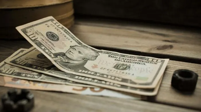 US dollar banknotes representing Pakistan’s $1 billion repayment to UAE as confirmed by State Bank of Pakistan